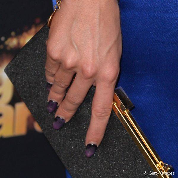 A dan?arina decorou as unhas em estilo degrad?, com nail art elaborada a partir de tons de roxo